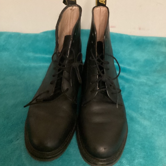 Dr.MARTEN ORIGINAL BOOTS Sz 7 Men / Sz 8 Women
